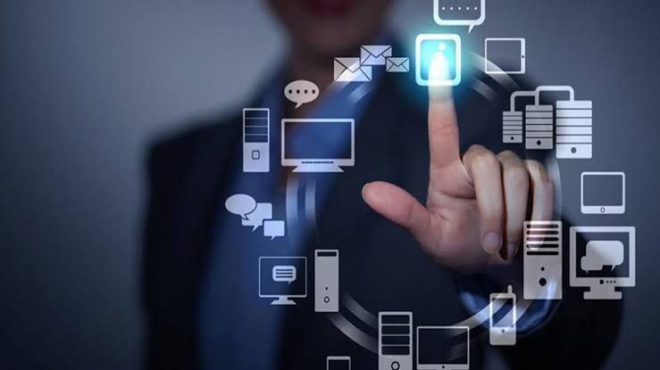 Ícono de usuario conectado a dispositivos y servicios